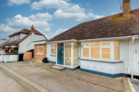 3 bedroom house to rent, Seaview Road, Canvey Island SS8