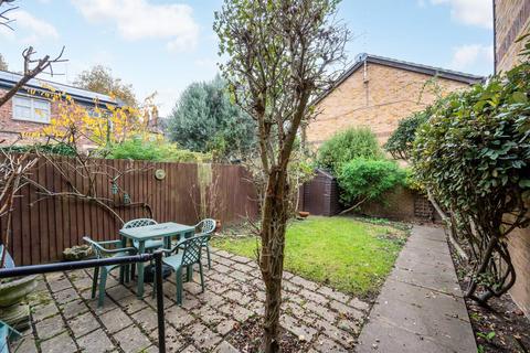 3 bedroom mews for sale, Graces Mews, Camberwell, London, SE5