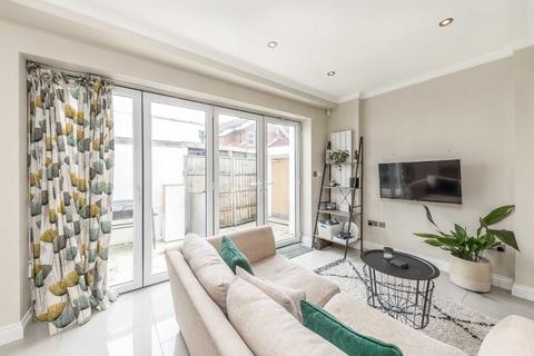 1 bedroom flat for sale, Queenstown Road, London SW8