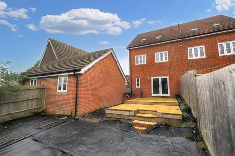 4 bedroom semi-detached house to rent, Edith Drive, Alton, Hampshire, GU34