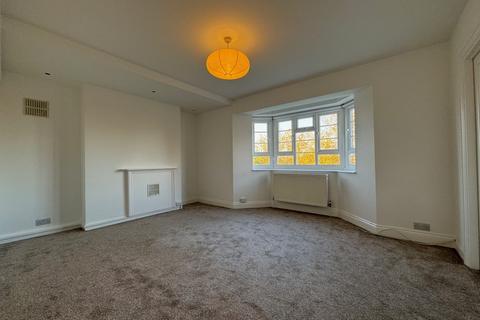 2 bedroom apartment to rent, The Hollies, Bounds Green N11