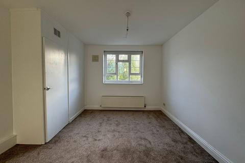 2 bedroom apartment to rent, The Hollies, Bounds Green N11