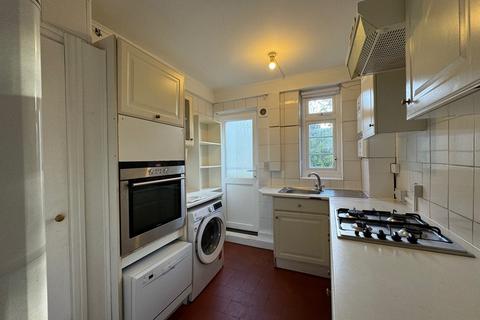 2 bedroom apartment to rent, The Hollies, Bounds Green N11