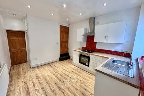 3 bedroom end of terrace house to rent, Hollis Street, NG7