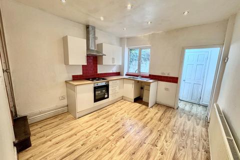 3 bedroom end of terrace house to rent, Hollis Street, NG7