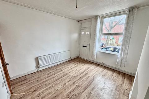 3 bedroom end of terrace house to rent, Hollis Street, NG7