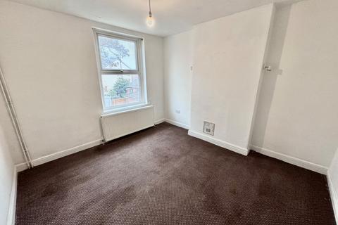 3 bedroom end of terrace house to rent, Hollis Street, NG7