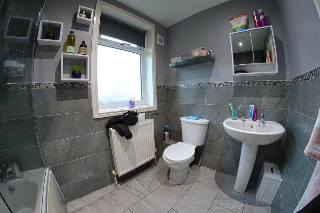 10 LC 1 F Bathroom