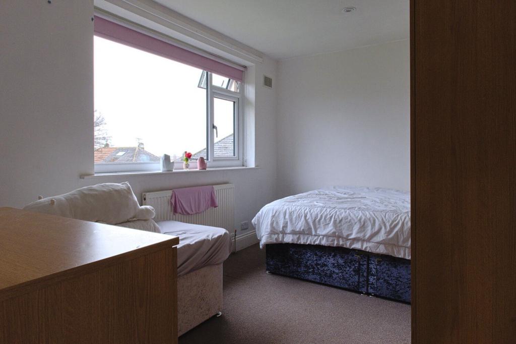 10 LC 1 F Bedroom2