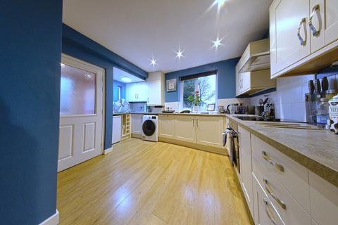 3 bedroom semi-detached house to rent, Luttrell Crescent, Leeds LS16