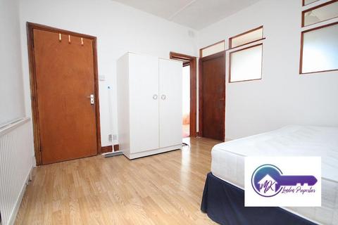 Studio to rent, London N7