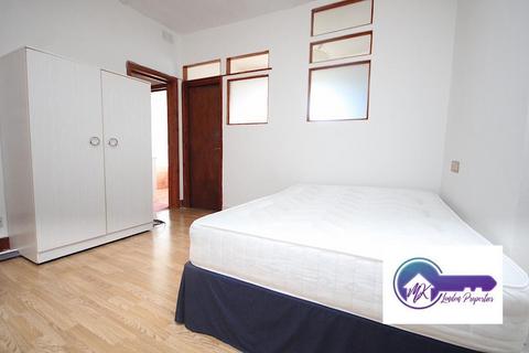 Studio to rent, London N7