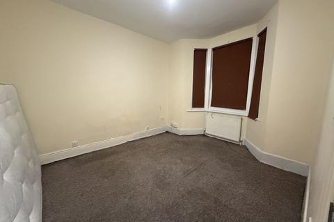 4 bedroom terraced house to rent, Inwood Road, Hounslow, TW3