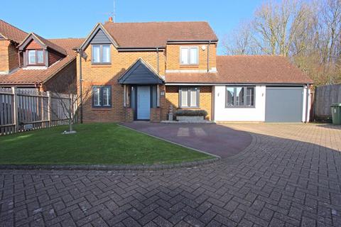 4 bedroom detached house to rent, Holmes Close, Basingstoke RG22