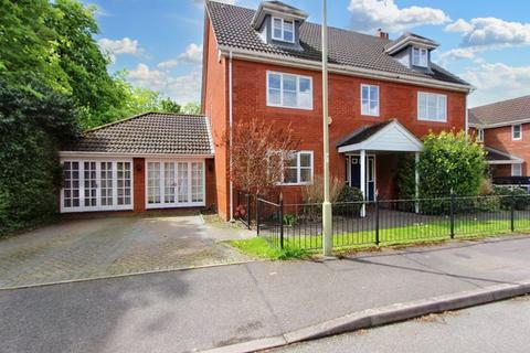 6 bedroom detached house to rent, Taylor Drive, Tadley RG26