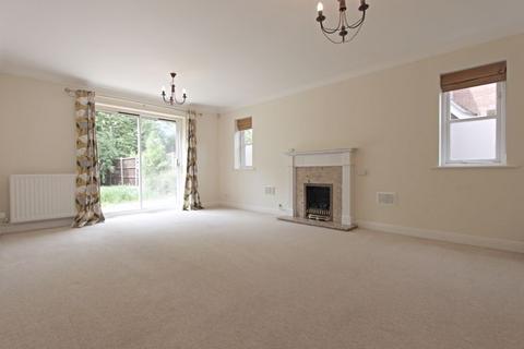 6 bedroom detached house to rent, Taylor Drive, Tadley RG26