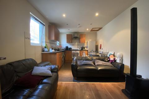 4 bedroom apartment to rent, Albany Road, Roath, Cardiff