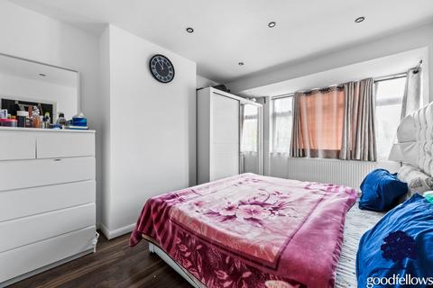 3 bedroom end of terrace house to rent, Hillcross Avenue, Morden SM4