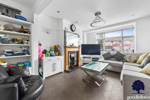 3 bedroom end of terrace house to rent, Hillcross Avenue, Morden SM4