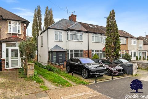 3 bedroom end of terrace house to rent, Hillcross Avenue, Morden SM4