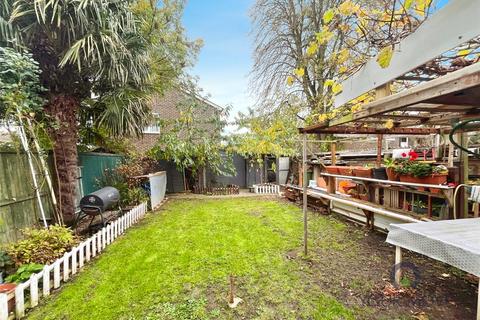 4 bedroom end of terrace house for sale, Godstow Road, London SE2