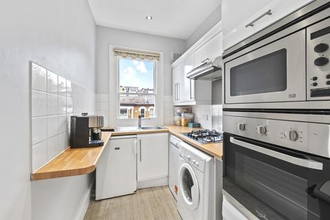 2 bedroom flat to rent, Harbut Road, SW11