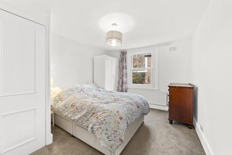 2 bedroom flat to rent, Harbut Road, SW11