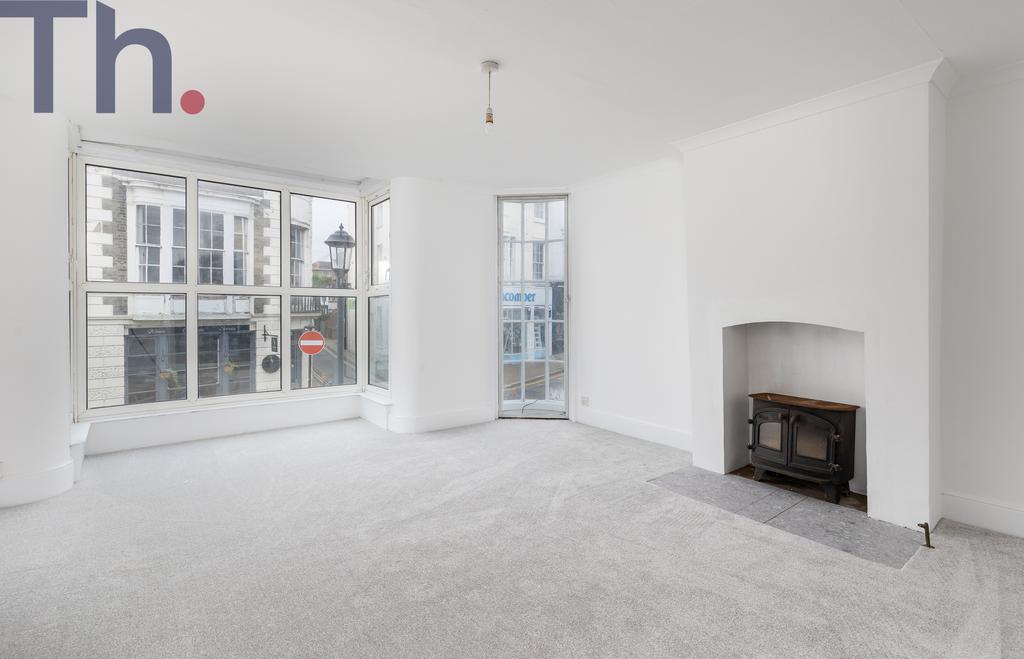 Lounge witg feature fireplace