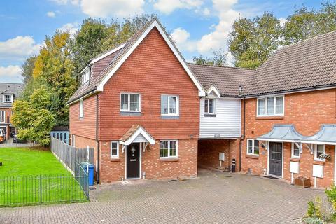 4 bedroom end of terrace house for sale, Finch Close, Faversham, Kent