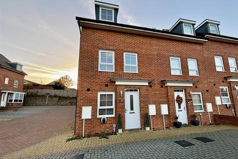 3 bedroom townhouse for sale, Davy Avenue, Micklefield, Leeds