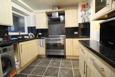 3 bedroom terraced house to rent, Findon Road, Crawley