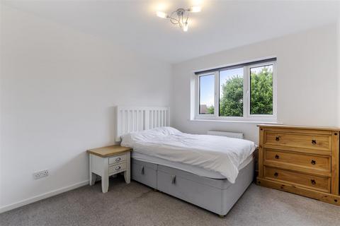 2 bedroom apartment to rent, Basing Road, Banstead