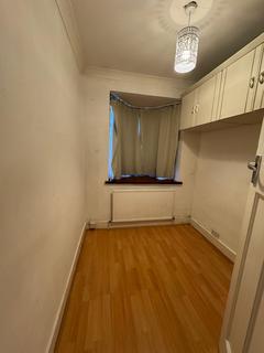 5 bedroom terraced house to rent, Colin Gardens, London NW9