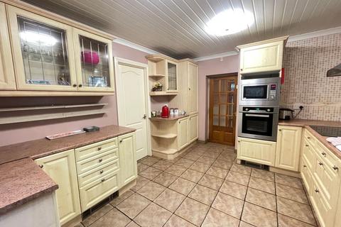 3 bedroom semi-detached house for sale, Vicarage Walk, Penistone, S36