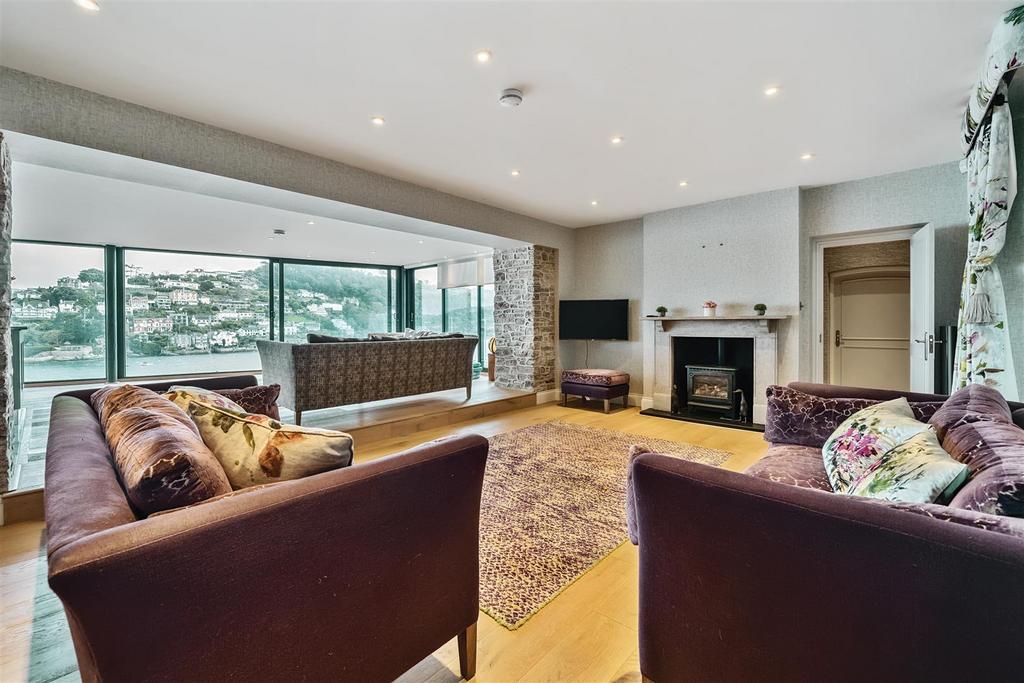 https://media.onthemarket.com/properties/16122418/1518102478/image-7-1024x1024.jpg