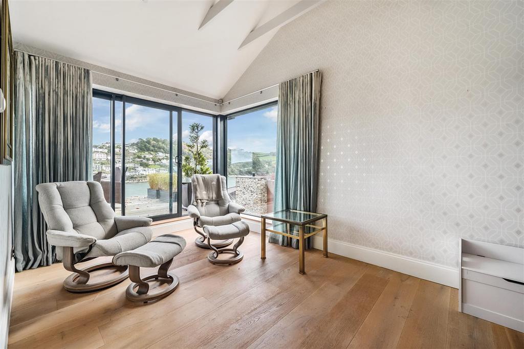 https://media.onthemarket.com/properties/16122418/1518102478/image-8-1024x1024.jpg