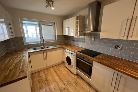 4 bedroom semi-detached house to rent, Luton LU3