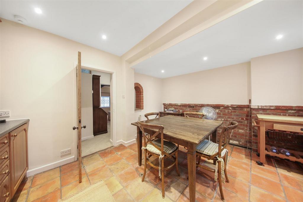 4 Hendon Park Cottages, Highwood Hill - pe6y8 KE5 IS