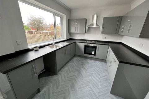 3 bedroom semi-detached house to rent, Holgate Gardens, Hemsworth. WF9