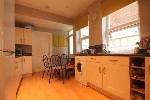 5 bedroom terraced house to rent, Tenth Avenue, Heaton