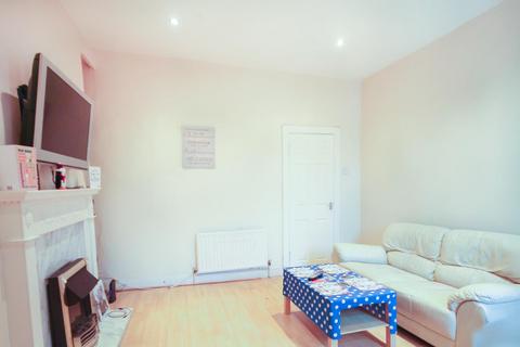 3 bedroom flat to rent, Third Avenue, Heaton