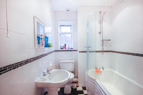 3 bedroom flat to rent, Third Avenue, Heaton