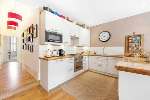 2 bedroom flat to rent, Broomwood Road, Between the Commons, London, SW11