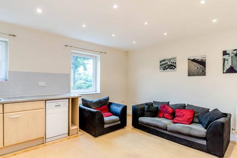 2 bedroom flat to rent, High Road, Harrow Weald, Harrow, HA3