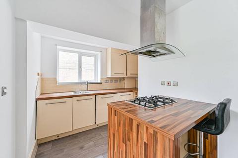 2 bedroom flat to rent, Gleneldon Road, Streatham Hill, London, SW16