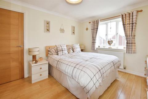 4 bedroom detached house to rent, Paddington Way, Morton, Bourne