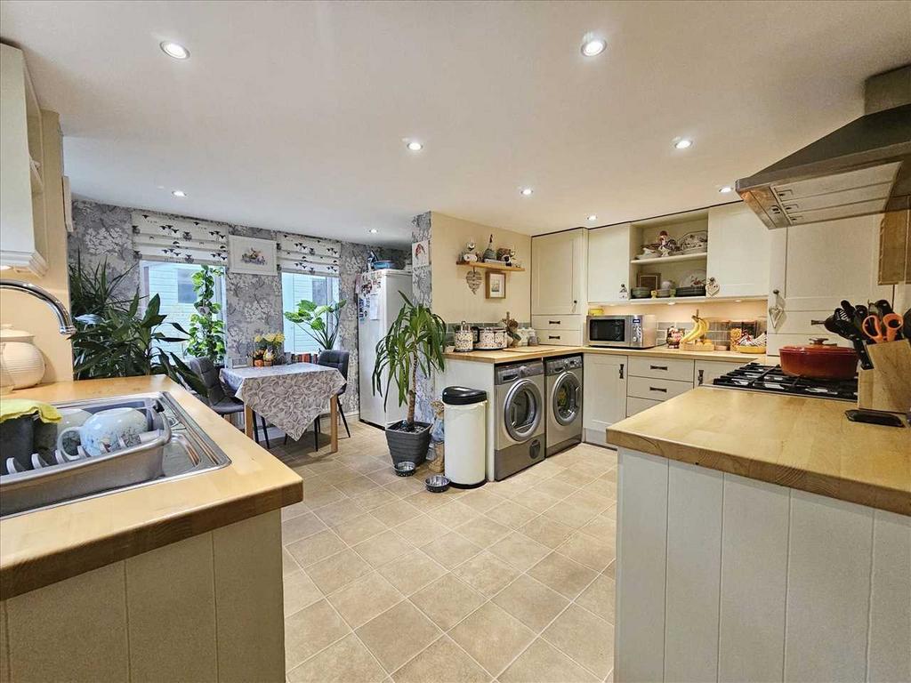Kitchen: