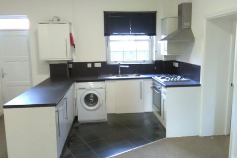 2 bedroom flat to rent, South End, Croydon CR0