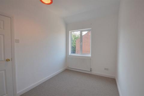 2 bedroom terraced house to rent, School Street, Castleford, WF10