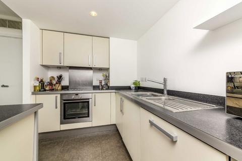 2 bedroom flat for sale, Lombard Road, London SW11